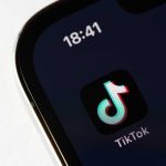 TikTok lança novos recursos para proteger jovens e verificar fatos