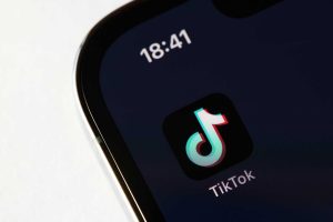TikTok lança novos recursos para proteger jovens e verificar fatos