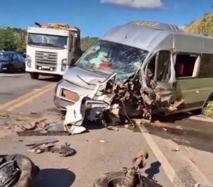 Três pessoas morrem em acidente entre carro e van na