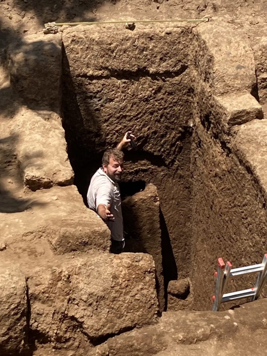 Tumba pré-romana intacta é descoberta na Itália