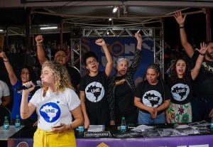 UNE abre Congresso com homenagem a vítimas de acidente e