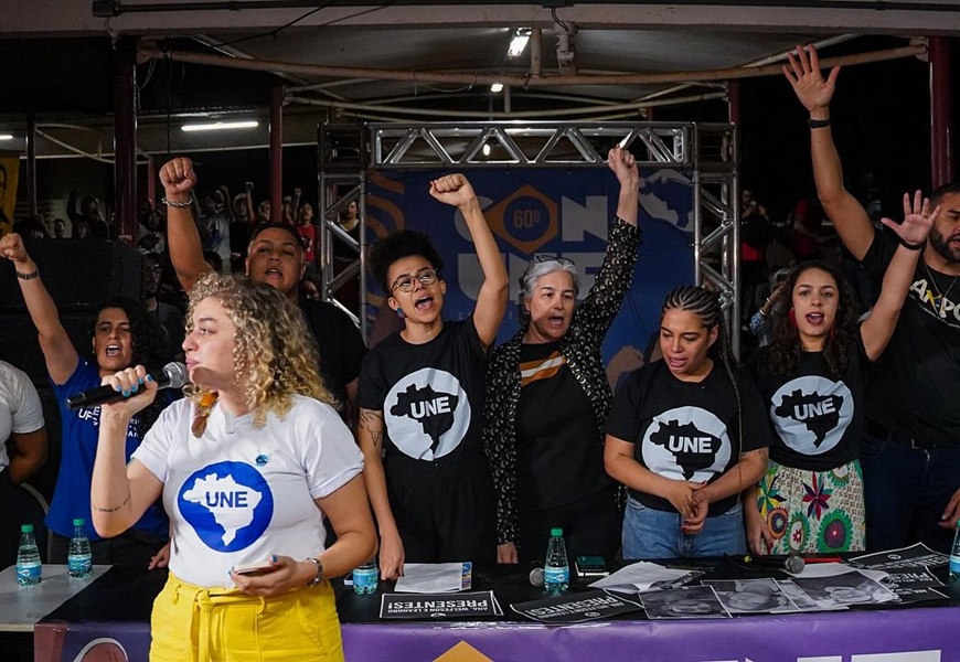 UNE abre Congresso com homenagem a vítimas de acidente e