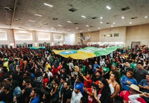 UNE reúne 10 mil estudantes e conclama juventude contra “ataque