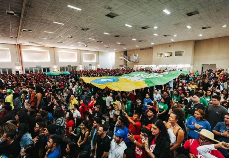 UNE reúne 10 mil estudantes e conclama juventude contra “ataque