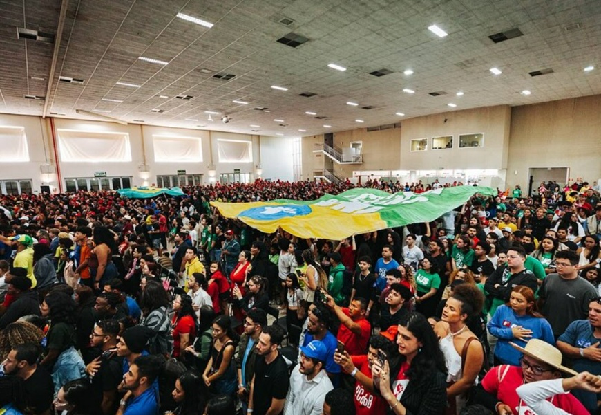 UNE reúne 10 mil estudantes e conclama juventude contra “ataque