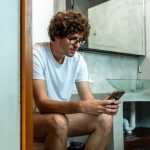 Usar celular no vaso traz riscos à saúde? Veja o