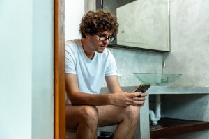 Usar celular no vaso traz riscos à saúde? Veja o