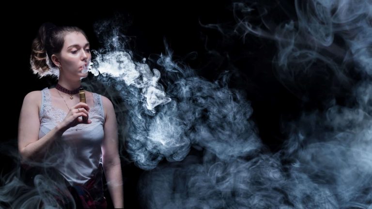 Venda de cigarro eletrônico é suspensa em grandes plataformas após