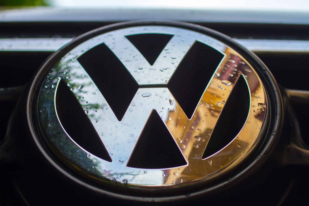 Vendas de carros elétricos crescem e Volkswagen ‘domina’ Europa