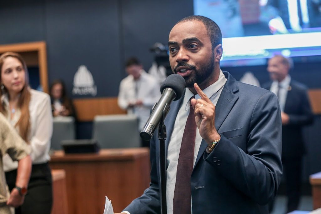Vídeo: Deputado garante que Washington Reis terá que explicar aumento