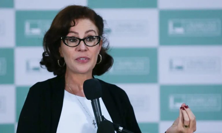Visitas ao apartamento ajudaram PF a localizar Carla Zambelli na