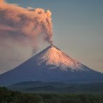 Vulcão entra em erupção na Rússia após terremoto de magnitude