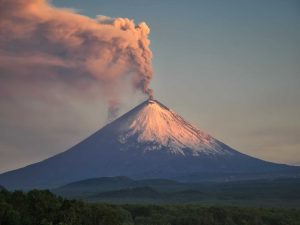 Vulcão entra em erupção na Rússia após terremoto de magnitude