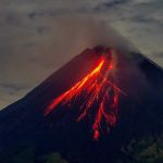 Vulcão lança enorme nuvem de fumaça na Indonésia; veja
