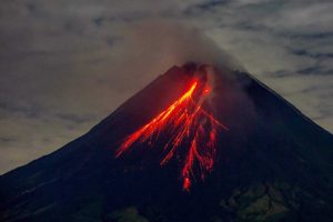 Vulcão lança enorme nuvem de fumaça na Indonésia; veja