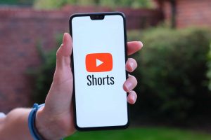 YouTube não quer que você assista Shorts de política, diz