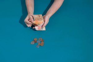 56% da população brasileira recorre a trabalhos extras para complementar