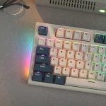 8 teclados gamers com botões mecânicos e luzes RGB para