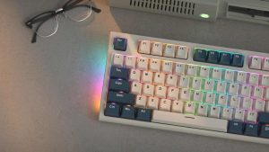 8 teclados gamers com botões mecânicos e luzes RGB para