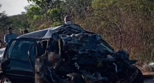 Acidente fatal: carro e caminhão se chocam e deixam três