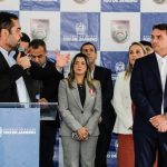 Acompanhado de Flávio Bolsonaro na entrega de viaturas à PM,