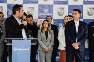 Acompanhado de Flávio Bolsonaro na entrega de viaturas à PM,