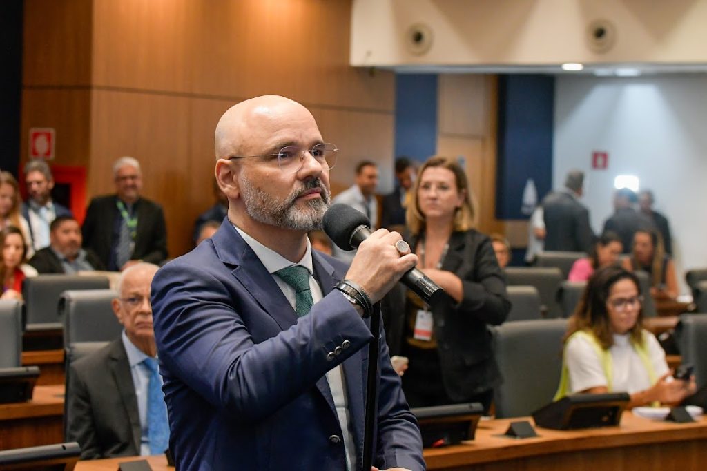 Alerj aprova criação de programa de apoio a pais de