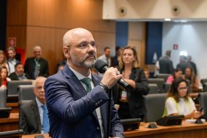 Alerj aprova criação de programa de apoio a pais de