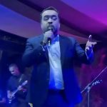 Ao som de ‘Evidências’, Cláudio Castro canta em evento da