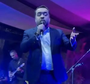 Ao som de ‘Evidências’, Cláudio Castro canta em evento da