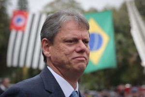 Após ataques de filhos de Bolsonaro, Tarcísio afirma que vai