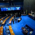 Após retomar sessões, Senado aprova isenção de IR para quem