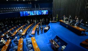 Após retomar sessões, Senado aprova isenção de IR para quem