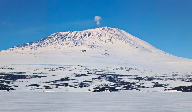 Aquecimento global pode despertar vulcões escondidos pelo gelo da Antártida