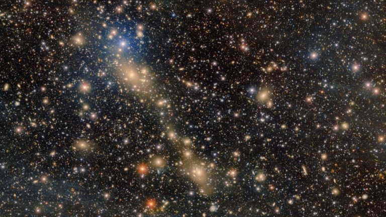 Astrônomos captam “cabo de guerra” de estrelas entre galáxias