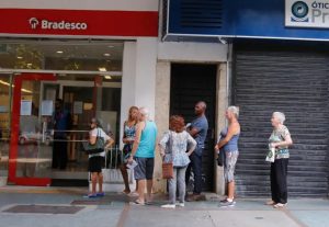 Bancos privados fazem descontos ilegais em contas de aposentados, revela
