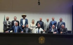 Bolsonaristas aumentam radicalização e ocupam auditório da Câmara para travar