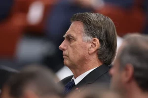 Bolsonaro deixa prisão domiciliar pela primeira vez para realizar exames