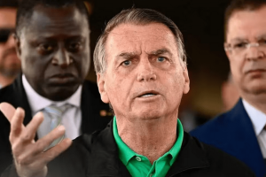 Bolsonaro faz exames em Brasília após crises de soluços e
