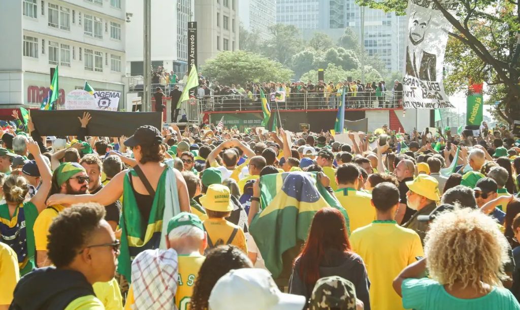 Bolsonaro reúne mais de 37 mil na Paulista mesmo sem