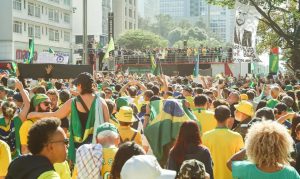 Bolsonaro reúne mais de 37 mil na Paulista mesmo sem