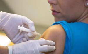 Brasil amplia vacinação contra HPV, mas enfrenta desafio entre adolescentes