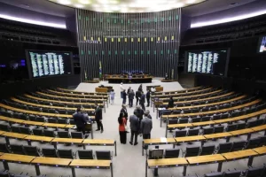 Câmara aprova urgência da isenção de IR para quem recebe