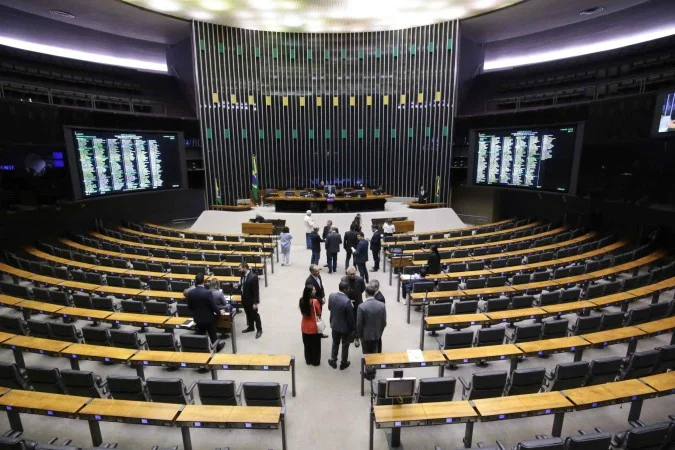 Câmara aprova urgência da isenção de IR para quem recebe