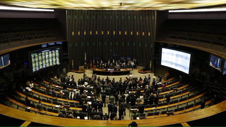 Câmara aprova urgência de projeto que combate ‘adultização’ de crianças