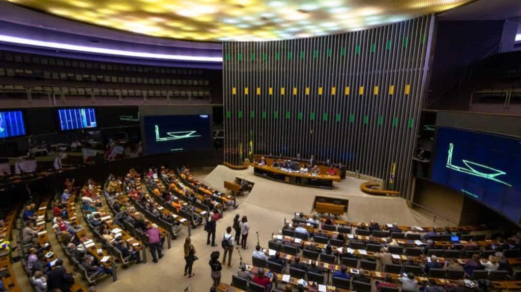 Câmara pode votar PL da adultização nas redes sociais nesta