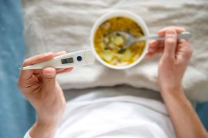 Canja de galinha realmente ajuda contra gripe e resfriado? Veja