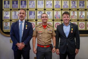 Carlo e Claudio Caiado são homenageados pelo Corpo de Bombeiros
