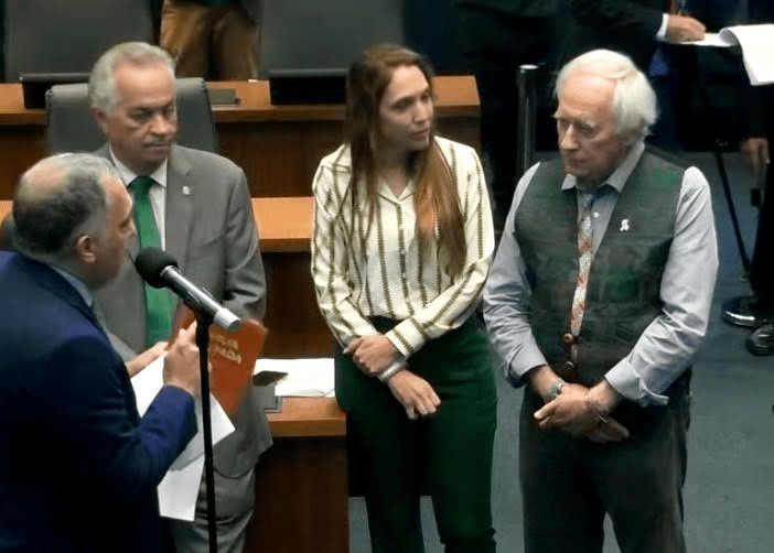 Carlos Macedo e Carlos Minc divergem sobre culto de policiais