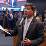 Carlos Minc volta a ser alvo de críticas da ala